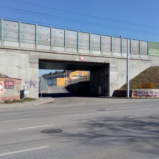 Železniční most přes Skuherského ulici
