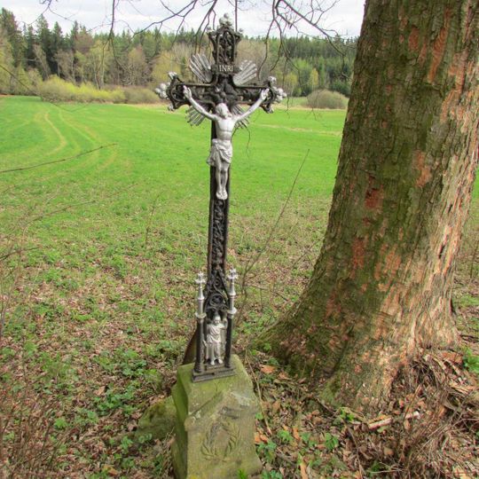 Kříž na okraji lesa východně od Utěchoviček