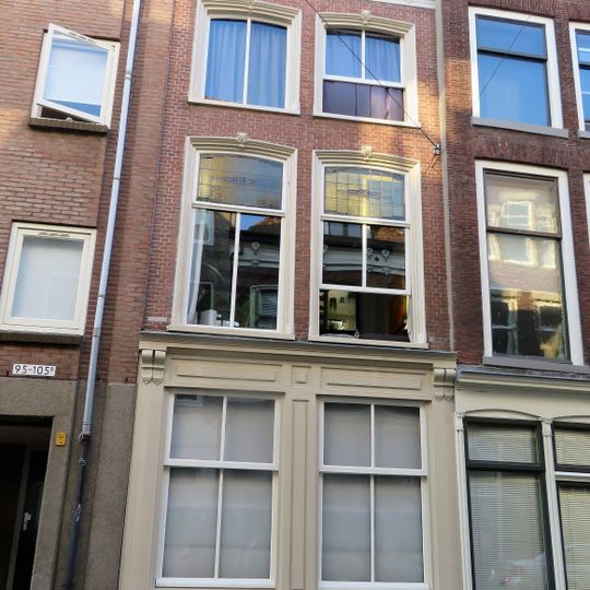 Pand met gesausde lijstgevel