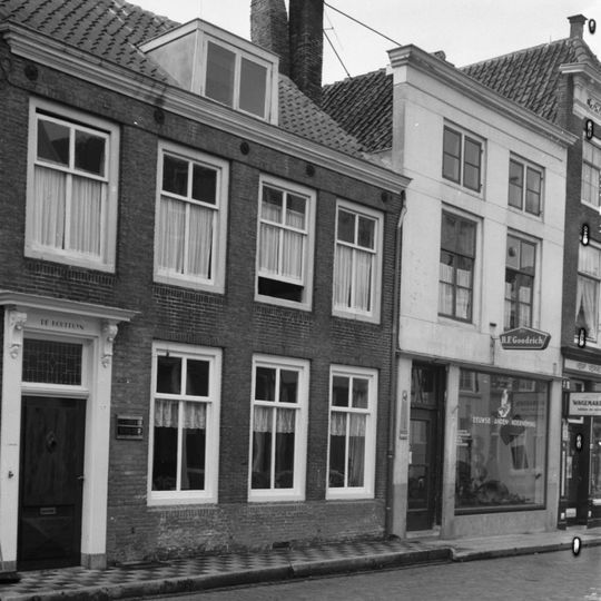 Huis met gepleisterde lijstgevel