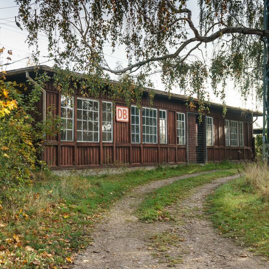 Zwei Bahnsteigzugänge des Bahnhofs Weißig