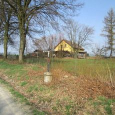 Kříž v Deštné v Adamské ulici