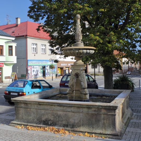 Dolní kašna na Husově náměstí v Lomnici nad Popelkou