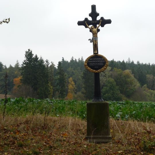 Kříž v lipové aleji v Pohledu