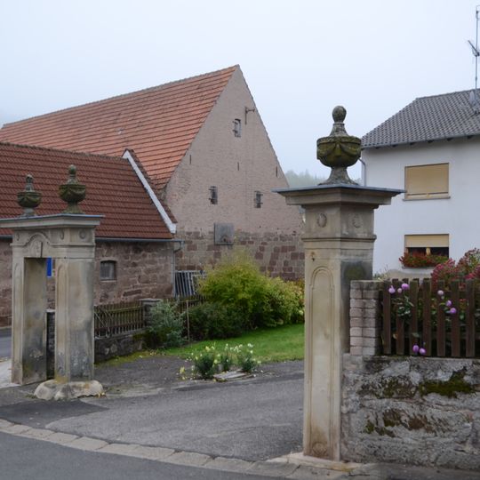 Hoftorpfeiler und Pforte