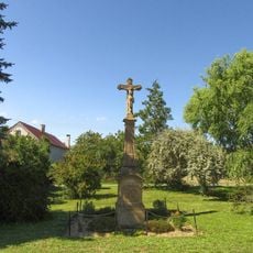 Kříž v Komárově na návsi