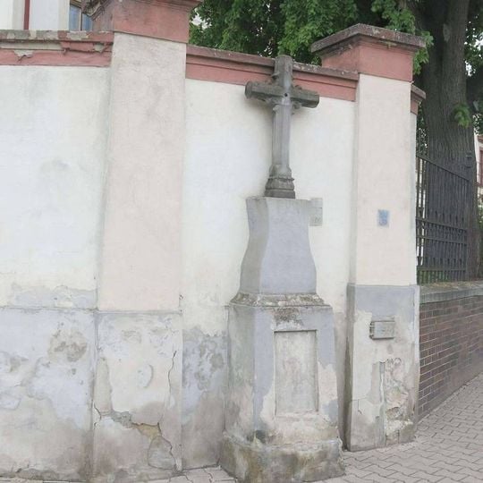 Kříž u zdi bývalého bohosloveckého semináře v Komenského ulici v Litoměřicích