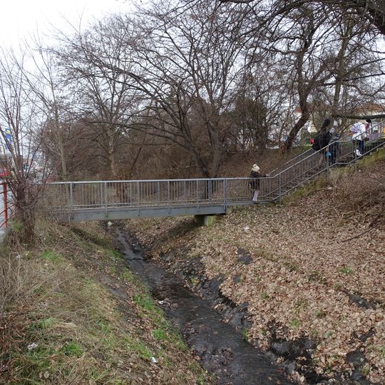 Lávka přes Měcholupský potok u zastávky Na Groši