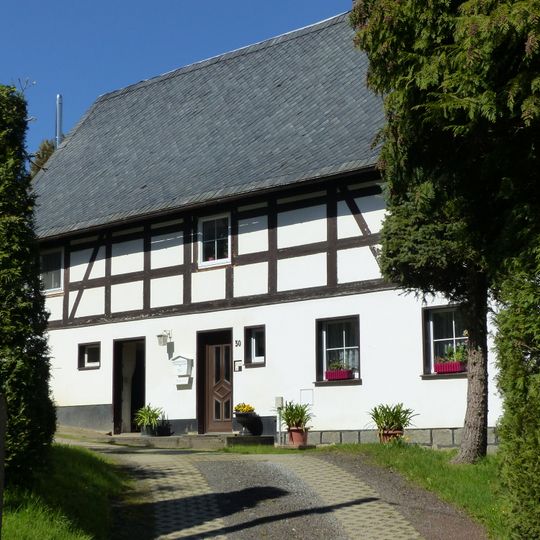 Wohnstallhaus und Scheune eines Zweiseithofes Dorfstraße 30