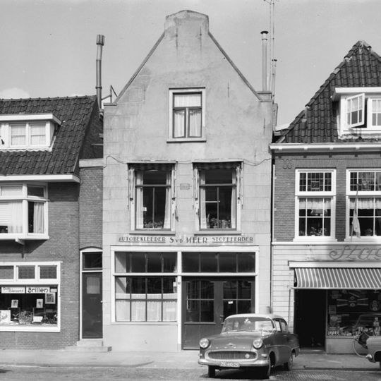 Pand met verdieping onder zadeldak tegen gepleisterde puntgevel