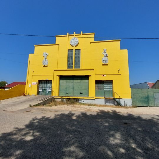 Armazém na Rua da Antiga Passagem de Nível