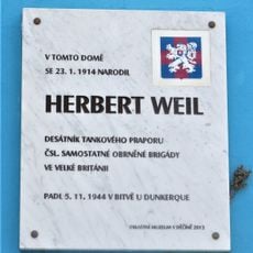 Pamětní deska Herberta Weila na domě Křížová 17/16 v Děčíně