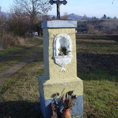 Kříž u hřbitova v Levousech