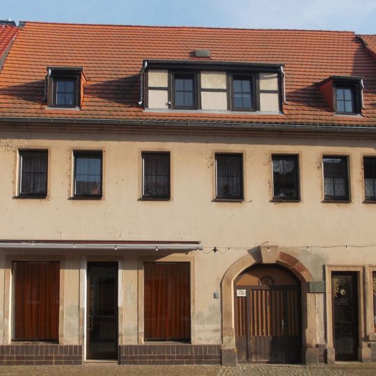 Wohnhaus in geschlossener Bebauung und Hinterhaus Markt 11
