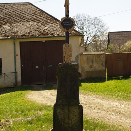 Kříž u kaple v Karhuli