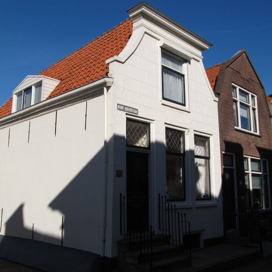 Huis met door lijstje afgesloten klokgevel