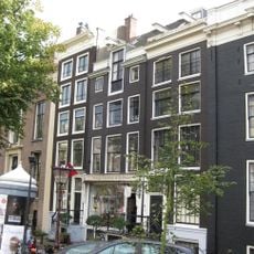 Pand met gevel (1667/69 onder gesneden rechte lijst, evenals deur- en vensteromlijstingen