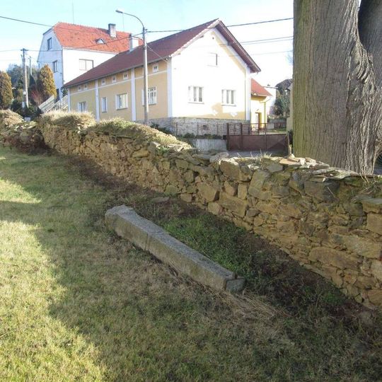 Kříž u kostela ve Třebnicích