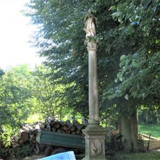 Sloup svatého Jana Nepomuckého za domem 1 v Rašovicích