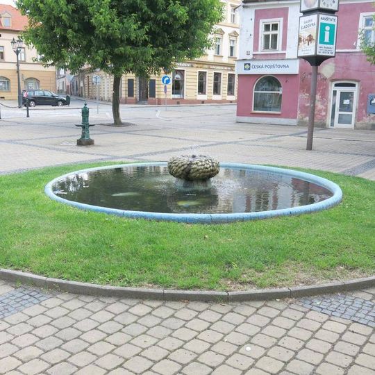 Kašna na Kruhovém náměstí v Žatci