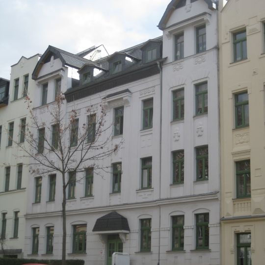 Mietshaus in geschlossener Bebauung mit Vorgarten Münchner Straße 4