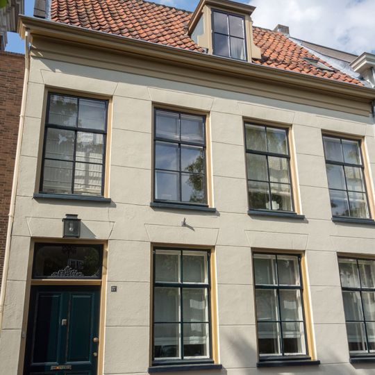Huis met gepleisterde lijstgevel