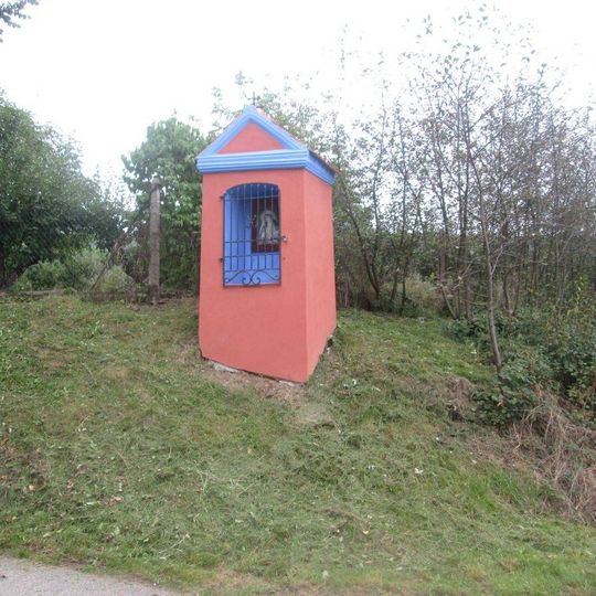 Kaplička severně od městyse Lhenice
