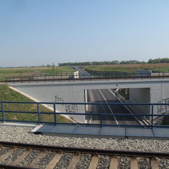 Most trati 121 přes Průmyslovou ulici v Jenči