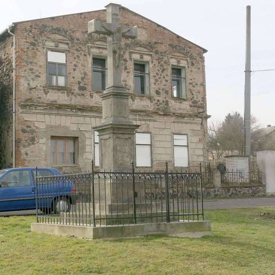 Kříž na návsi v Brozánkách