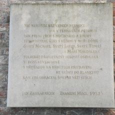 Deska s citátem básně Jana Zahradníčka