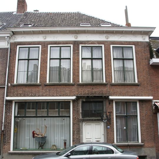 Pand met rechte gevel voorzien van gestucte lijst