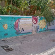 Mural que presenta un bote de aerosol en posición horizontal explotando en su parte central.