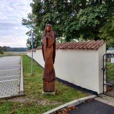 Dřevěná socha anděla v Ledenicích před hřbitovem