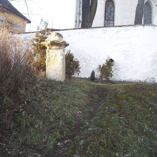 Podstavec u kostela v Hradci
