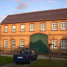 Wohnhaus (mit Durchfahrt) eines Bauernhofs und Einfriedung des Vorgartens Dorfstraße 68