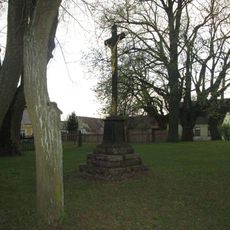 Kříž u kostela v Častrově