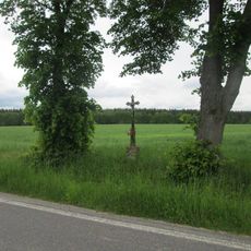 Kříž u lesa mezi Komárovem a Svinkami