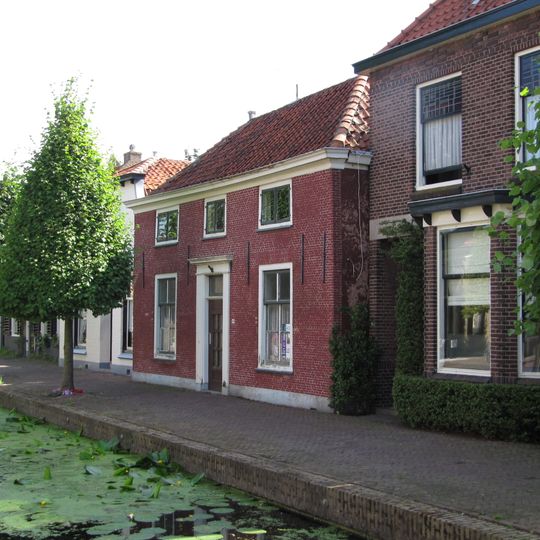 Voormalige boerderij van alleen begane-grond met zeer hoog schilddak