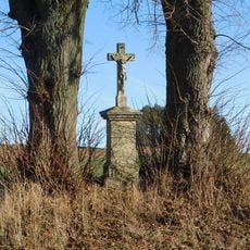 Kříž u silnice mezi Horní Cerekví a Bezděčínem v místě U bílých sosen