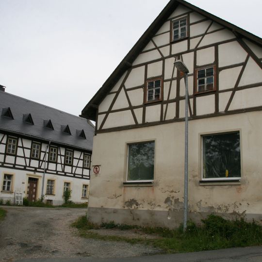 Wohnhaus, Seitengebäude und Werkstattgebäude eines Dreiseithofes Burkhardtsdorfer Weg 1