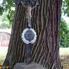 Kříž v Třebnušce u kaple