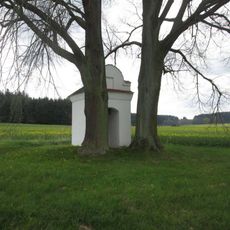 Kaplička jihozápadně od Částkovic
