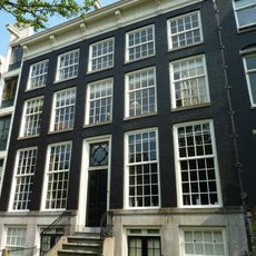 Dubbel huis met gevel onder lijst met consoles deur en stoephekken