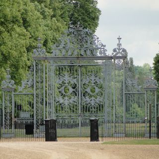South-eastern gate to Fountain Garden