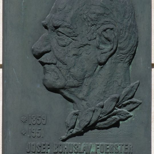 Pamětní deska Josefa Bohuslava Foerstera u brány do hradu Valdštejn