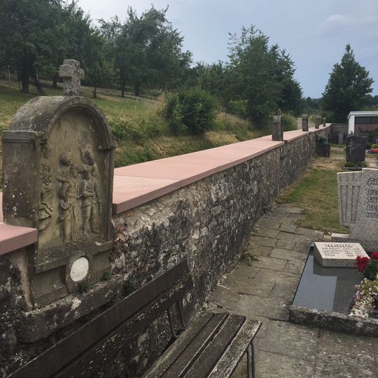 Kreuzweg in der Friedhofsmauer