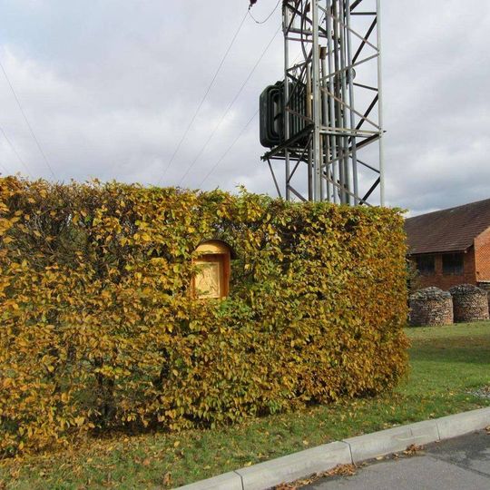 Obrázek Panny Marie v Rovensku v živém plotu