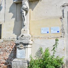 Kříž v Jaroslavicích vedle kostela svatého Jiljí