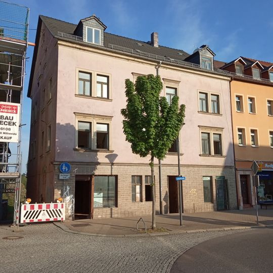 Mietshaus in geschlossener Bebauung und Ecklage sowie Nebengebäude Schloßstraße 13