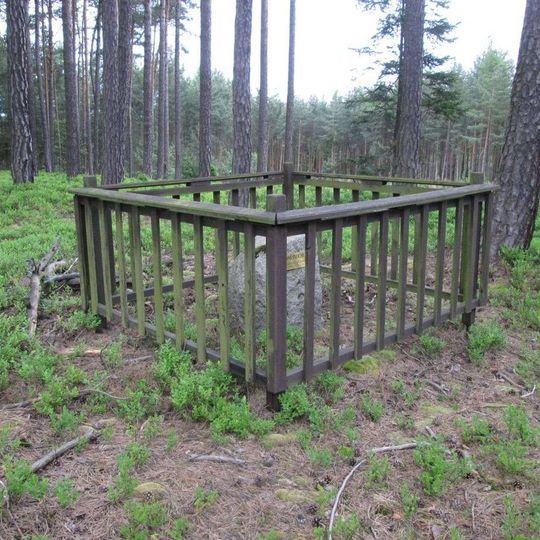 Památník severně od Mrtníku v lese